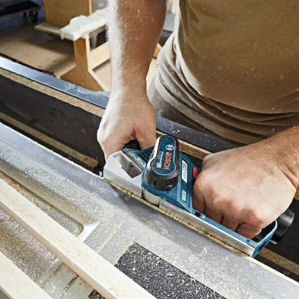 日本正規品 ボッシュ 10.8Vコードレスかんな+バッテリー充電器セット GHO10.8V-20HSET 充電式かんな 本体+3.0Ahバッテリー+充電器 電動カンナ