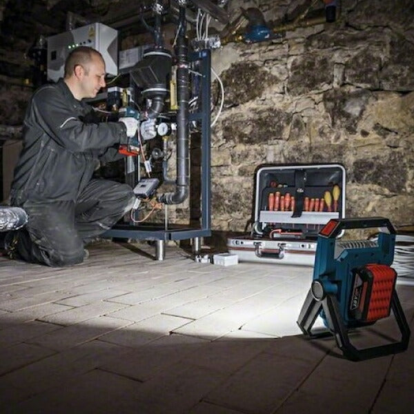 日本正規品 ボッシュ 18VコードレスライトLED+バッテリー充電器セット GLI18V-1900SET 充電式LEDライト 本体+5.0Ahバッテリー+充電器