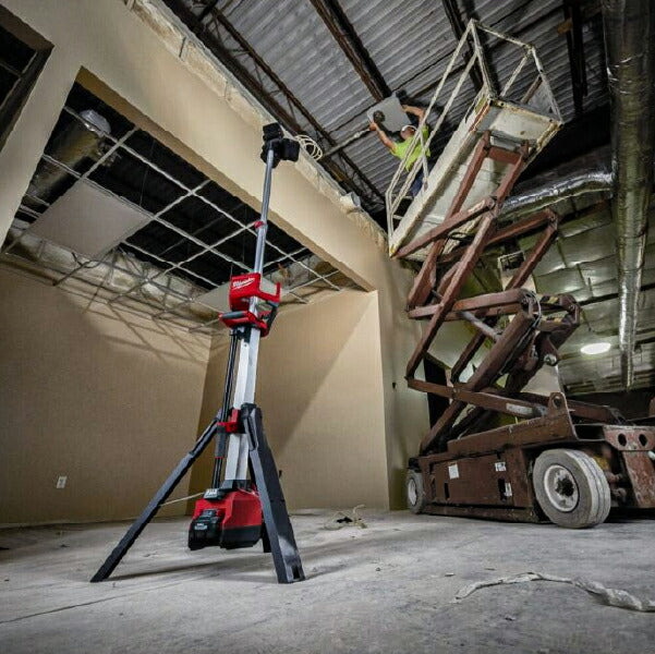 日本正規品 ミルウォーキー M18 充電機能付きスタンドライト (M18 HOSALC-0 JP)(4573592030664) milwaukee