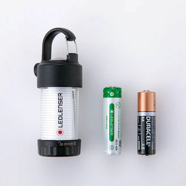 日本正規品 レッドレンザー LEDランタン ML4 White 白色光 300lm 充電式 単3電池兼用 IP66防水 マグネット充電 カラビナフック付 超軽量71g キャンプ 作業 (502053) (4058205017886) Ledlenser