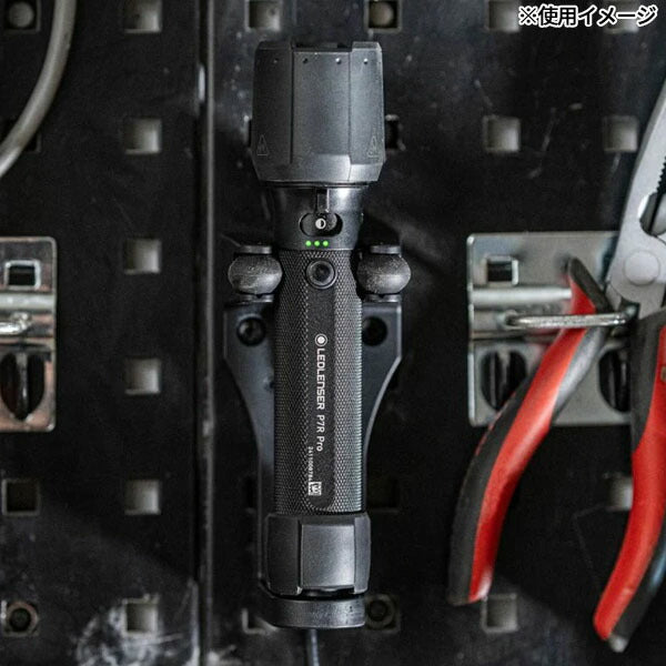 日本正規品 レッドレンザー ハンドライト P7R Pro 第四世代 2000lm 照射距離320m CRI90以上 昼白色 充電式 IP68完全防水 223g 壁掛け充電器付 プロ用 (503103) (4058205037136) Ledlenser