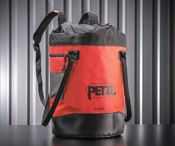 日本正規品 ペツル バックパック バケット 30 レッド ロープバッグ 容量30L (S001BA01)(3342540837973) PETZL