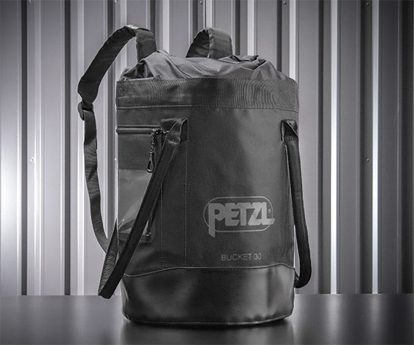 日本正規品 ペツル バックパック バケット 30 ブラック ロープバッグ 容量30L (S001CA01)(3342540839618) PETZL