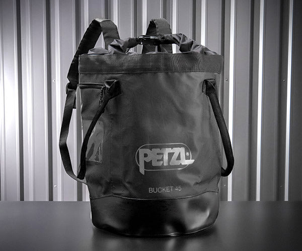 日本正規品 ペツル バックパック バケット 45 ブラック ロープバッグ 容量45L (S001CA02)(3342540839625) PETZL