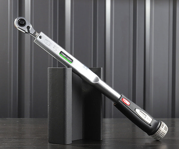 TONE プレセット形トルクレンチ(ダイレクトセット・コンパクトヘッドホールドタイプ) トルク調整範囲20~100N・m 差込角9.5mm (T3MN100CH-QL)(4953488421101) トネ