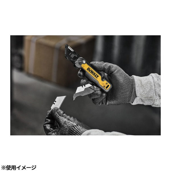 [26AW新商品] 日本正規品 デウォルト タフシリーズ プッシュ＆フリップ 折りたたみナイフ 替刃5枚収納 ガットフック付 (DWHT10992)(4536178923934) DEWALT
