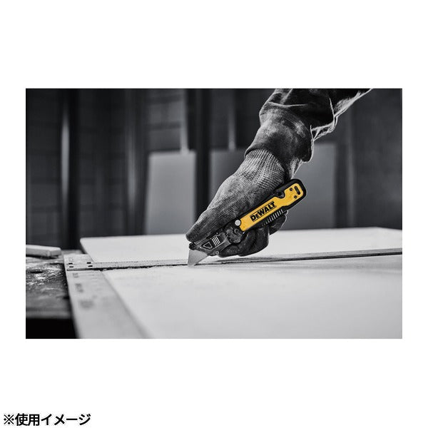 [26AW新商品] 日本正規品 デウォルト タフシリーズ プッシュ＆フリップ 折りたたみナイフ 替刃5枚収納 ガットフック付 (DWHT10992)(4536178923934) DEWALT