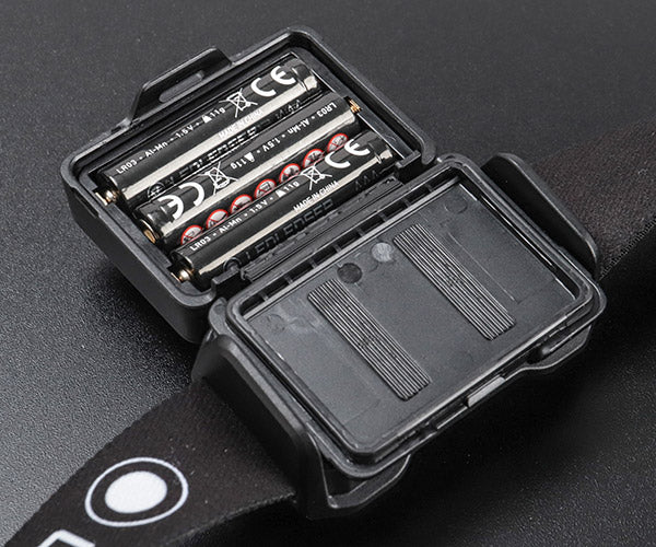 [26AW新商品] 日本正規品 レッドレンザー 乾電池式ヘッドライト HF4 ブラック 450ルーメン 軽量102g 単4電池3本 赤色灯 IP67 (503316)(4058205042642) Ledlenser