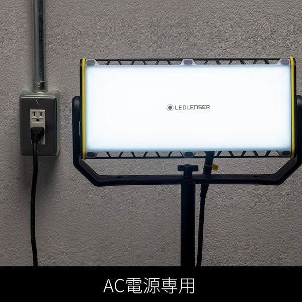 日本正規品 レッドレンザー LED作業灯 AF12C Work 8000lm CRI80 AC電源専用 照射距離135m IP67防水 IK07耐衝撃 96個LED 三脚対応 ハードケース付 投光器 エリアライト (502914) (4058205033176) Ledlenser
