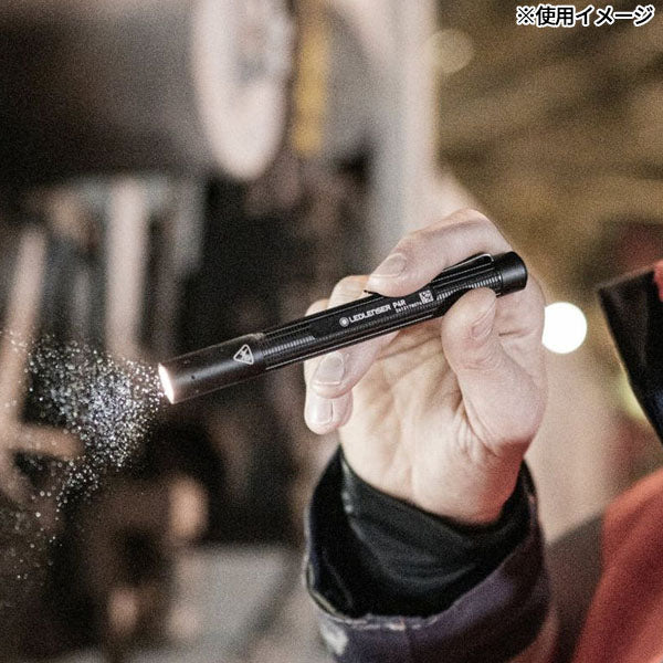 日本正規品 レッドレンザー ペンライト P4R 第四世代 300lm 照射距離100m 充電式 単4電池兼用 IP54防水 57g フォーカス機能付 USB-C急速充電1.5h 75%リサイクルアルミ プロ用 (503099) (4058205037013) Ledlenser