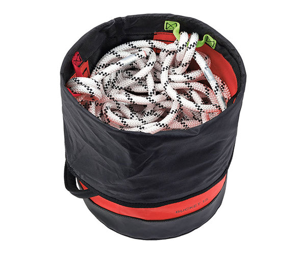 日本正規品 ペツル バケット 15 レッド 15L 自立型ロープバッグ 11mmロープ45m収納 50kg引き上げ対応 (S001BA00)(3342540837959) PETZL