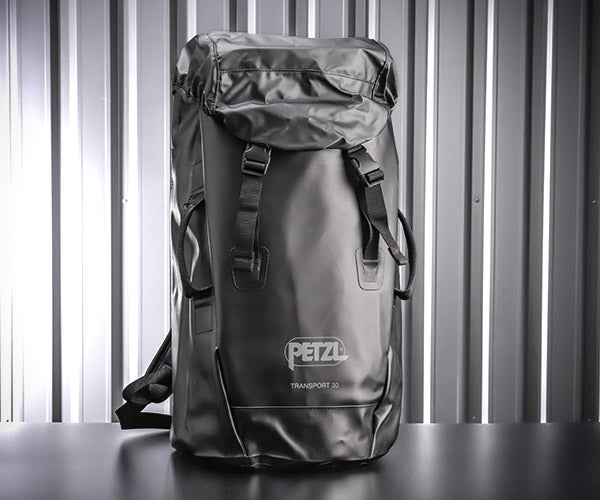 日本正規品 ペツル トランスポート 30 ブラック 30L 自立型 高耐久バックパック 50kg引き上げ対応 TPU (S042AA01)(3342540844797) PETZL