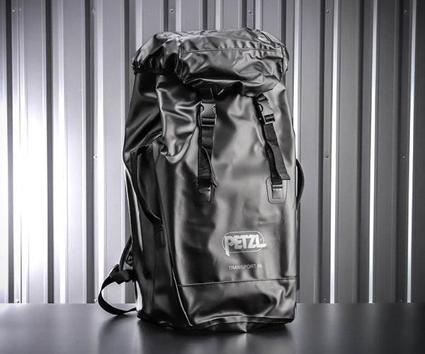 日本正規品 ペツル トランスポート 45 ブラック 45L 自立型 高耐久バックパック 50kg引き上げ対応 TPU (S042BA01)(3342540844896) PETZL