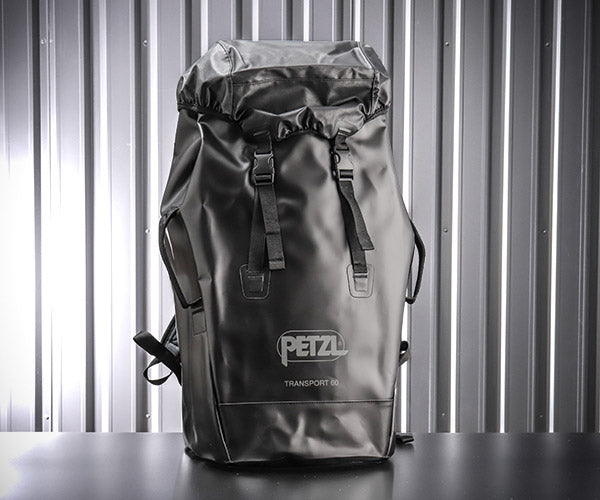 日本正規品 ペツル トランスポート 60 ブラック 60L 自立型 高耐久バックパック 50kg引き上げ対応 TPU (S042CA01)(3342540844919) PETZL