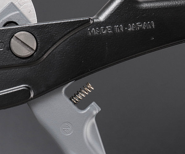 [26AW限定品] TOP 樹脂パイプカッター 数量限定ブラック 外径37mmまで 保温材付き樹脂管 ポリブテン管 架橋ポリエチレン管 PF管 CD管 V字刃 替刃式 日本製 (TJ-37BKGR)(4975180297020) トップ工業
