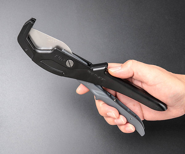 [26AW限定品] TOP 樹脂パイプカッター 数量限定ブラック 外径37mmまで 保温材付き樹脂管 ポリブテン管 架橋ポリエチレン管 PF管 CD管 V字刃 替刃式 日本製 (TJ-37BKGR)(4975180297020) トップ工業